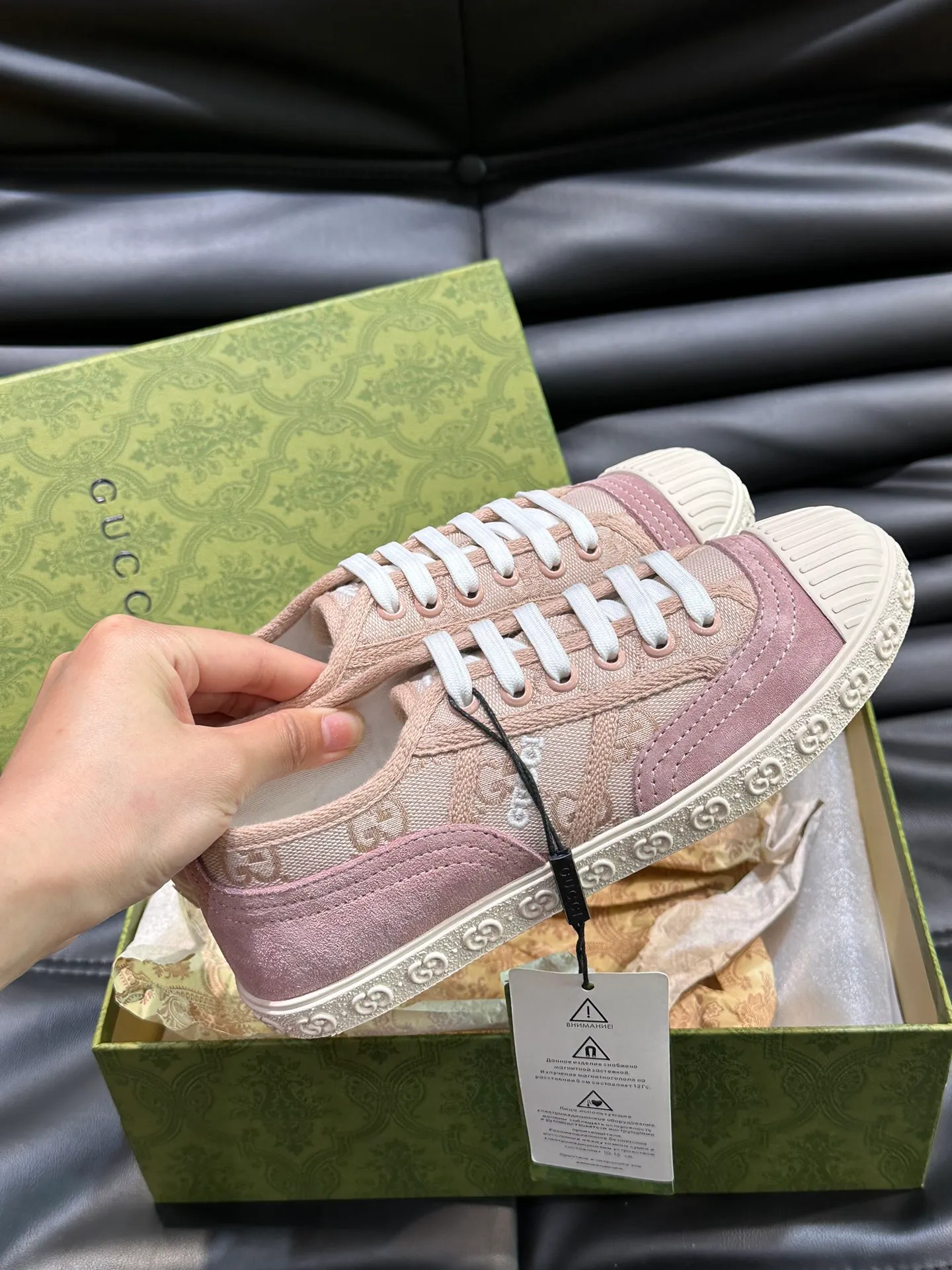 Men's shoes 💰p380 "GUCC*" Couple style 👫 lace-up canvas sneakers, crafted from light blue GG denim fabric, showing uniqueness. Classic details such as the GG printed embossed outsole, interlocking G and "Gucci" embroidery add to the glamorous style. Privately-made T men's shoes 💰pU original outsole, with exquisite details, impeccable fit, and a flat toe that has a retro feel! Customized canvas, classic double G logo, and the spring and summer color combinations are also very interesting! Size: Female 35-39. Male 38-44